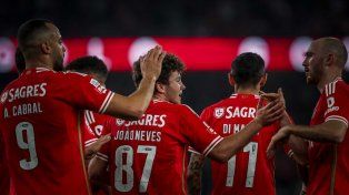 El Benfica de Di María y Otamendi goleó y se afianzó arriba