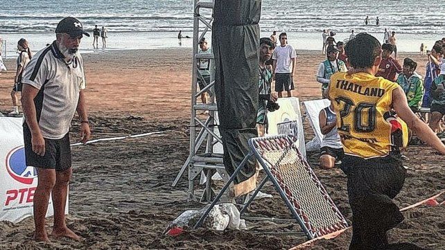 Miguel Ángel Pérez en el arbitraje del tchoukball.