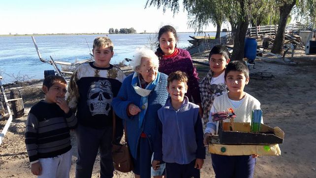 La educadora Olga Cantero junto con los estudiantes de la escuelita de Puerto Ruíz.&nbsp;