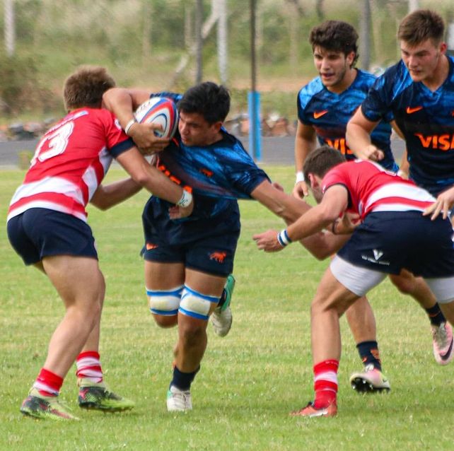 El juvenil del CAE sumó varios minutos en el equipo argentino.