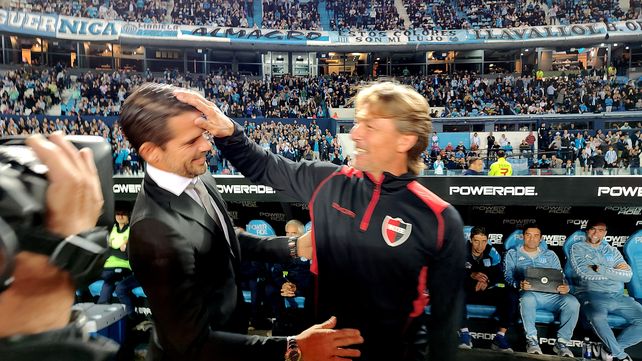 Gago y Heinze bromean antes de la victoria leprosa en el Cilindro.