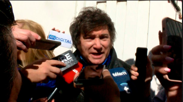 Milei sufragó entre el caos del voto electrónico, empujones y gritos