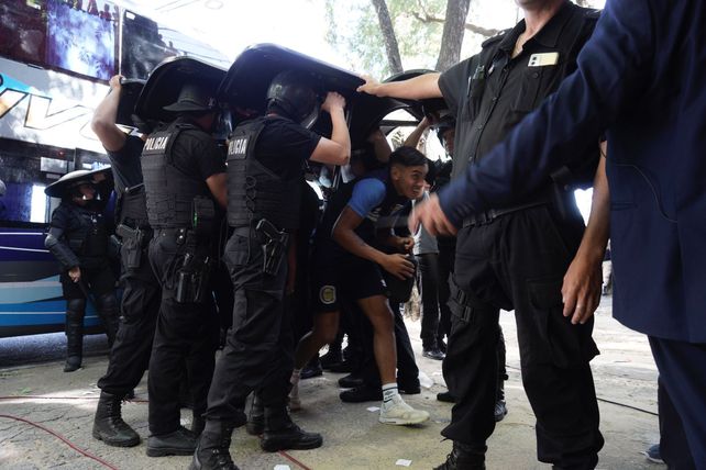 Los jugadores de Central fueron recibidos en el Coloso con piedrazos que impactaron en el colectivo