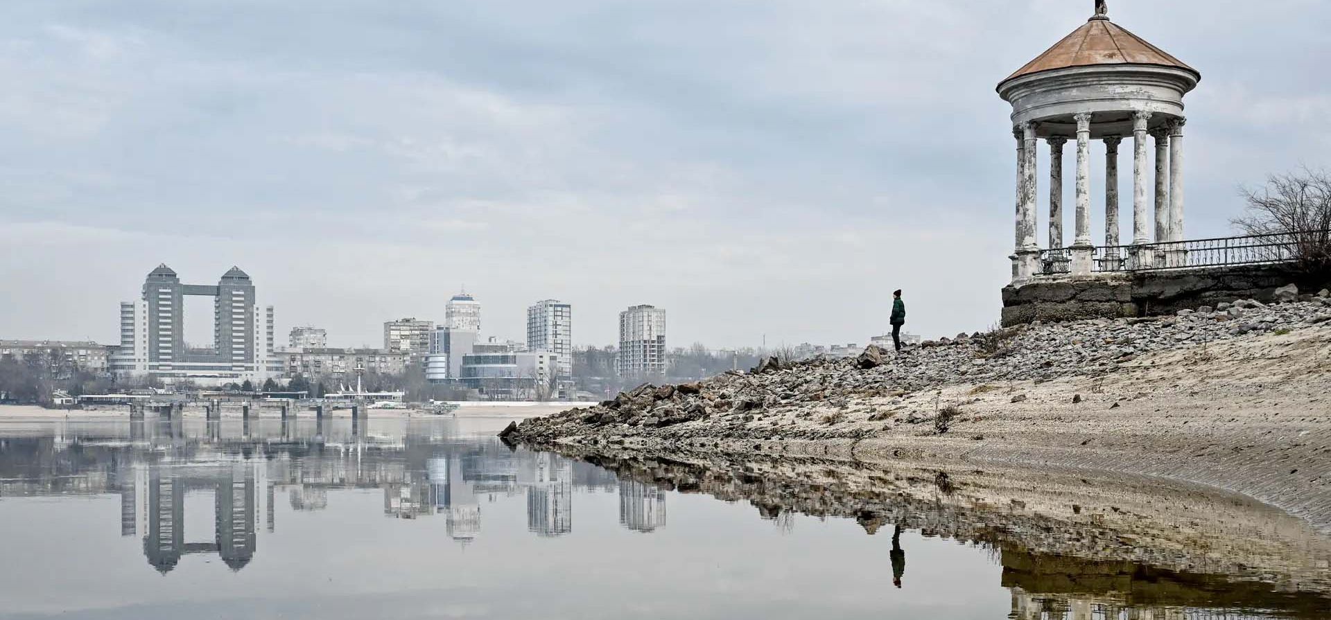 Un reflejo invernal de la ciudad desde la isla de Khortytsia mientras continúa el conflicto con Rusia, Zaporiyia, Ucrania. Fotografía: Ukrinform/Rex/Shutterstock Un reflejo invernal de la ciudad desde la isla de Khortytsia mientras continúa el conflicto con Rusia, Zaporiyia, Ucrania. Fotografía: Ukrinform/Rex/Shutterstock