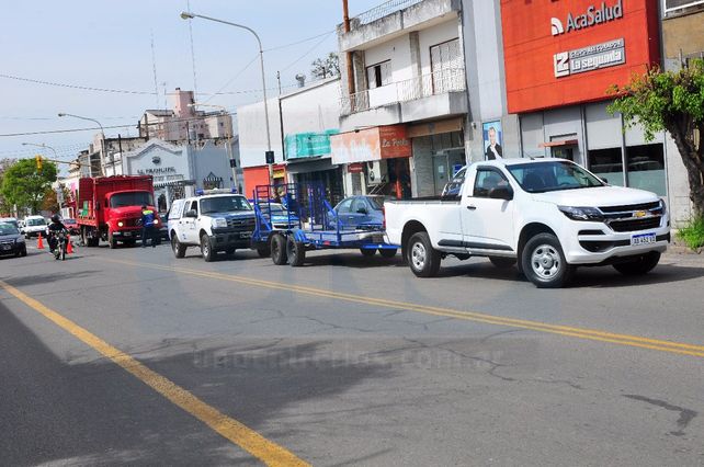Un ciclista quedó aprisionado entre un camión en doble fila y una camioneta policial