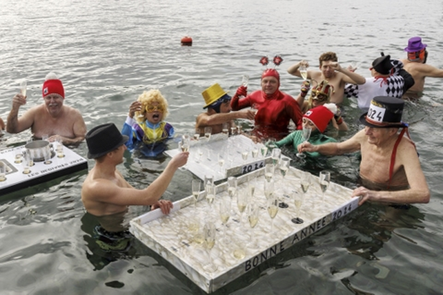 Los suizos se animaron a meterse al agua del Lago de Ginebra para celebrar el 1de enero. 