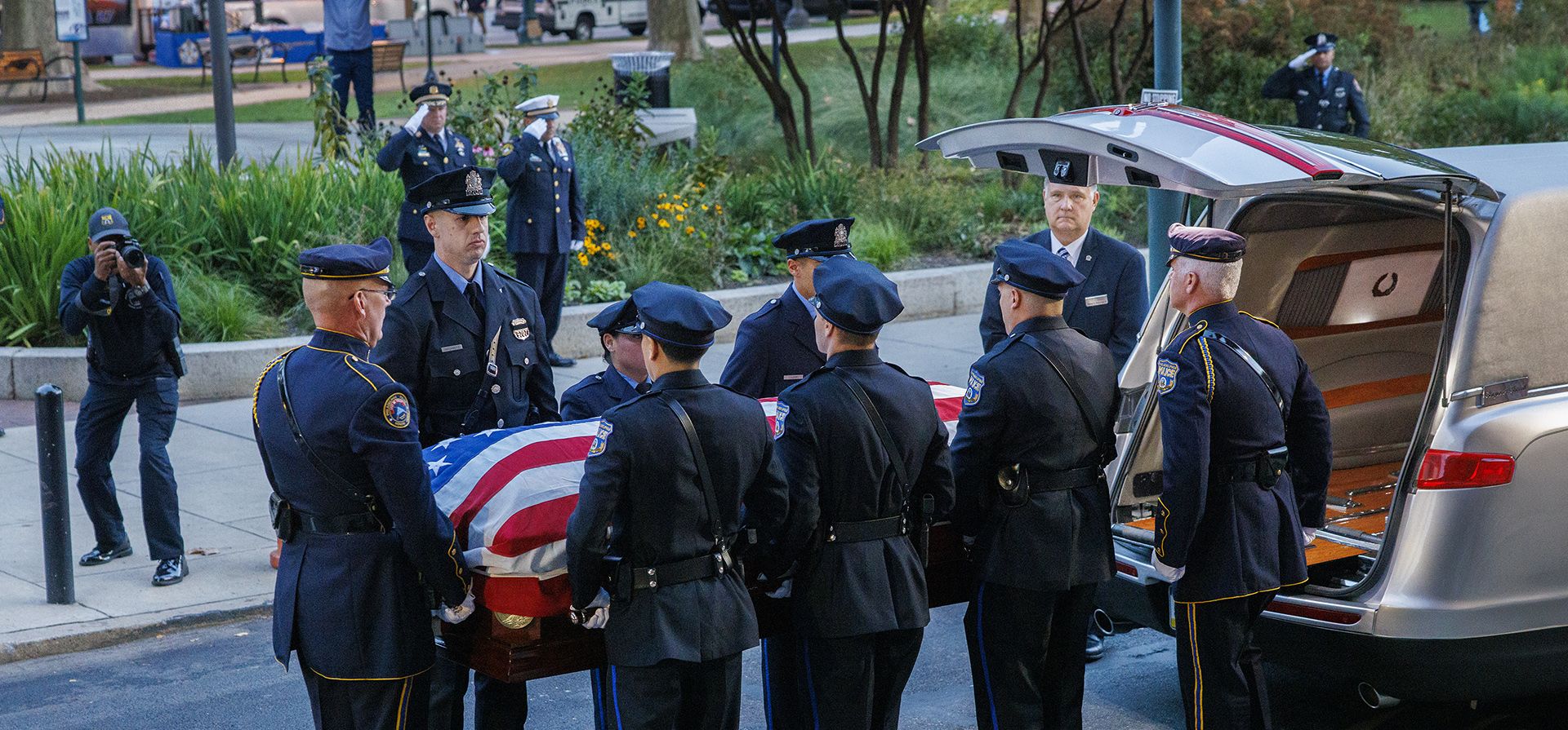 Compañeros del policía caído de Filadelfia Jaime Román, llevan el féretro a la Basílica Catedral de los Santos Pedro y Pablo el jueves 19 de septiembre de 2024. (Alejandro A. Alvarez/The Philadelphia Inquirer vía AP) Compañeros del policía caído de Filadelfia Jaime Román, llevan el féretro a la Basílica Catedral de los Santos Pedro y Pablo el jueves 19 de septiembre de 2024. (Alejandro A. Alvarez/The Philadelphia Inquirer vía AP)