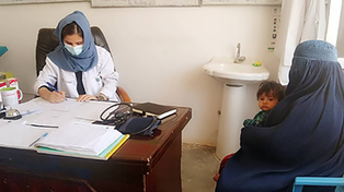 Una médica afgana atiende un consultorio pediátrico. Las ONGs que dan este tipo de asistencia no pueden recurrir más a mujeres por orden del Talibán.