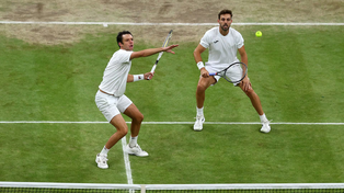 Horacios Zeballos prepara el revés y atrás mira Marcel Granollers. La pareja se despidió del torneo de tenis de Wimbledon.