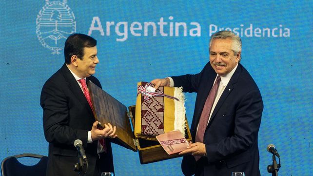 El presidente Alberto&nbsp; Fernández exhibe un regalo que le entregó el gobernador de Santiago del Estero