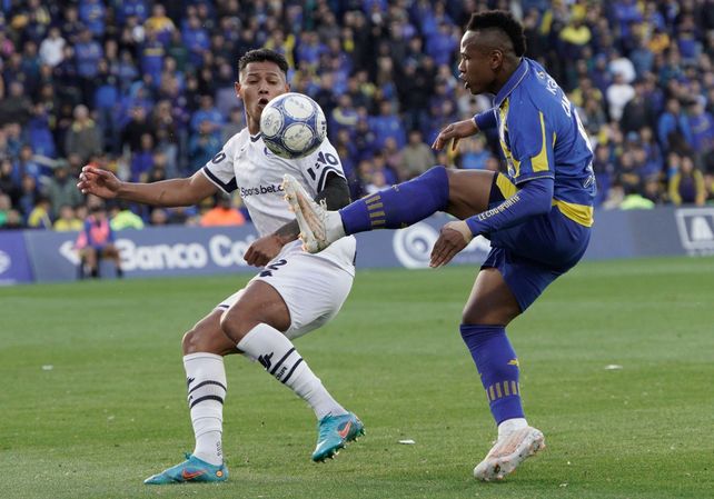 Jaminton Campaz volvió de la selección en un nivel altísimo. Fue una de las grandes figuras del Canalla.