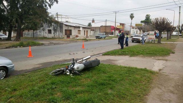 Un motociclista fue hospitalizado tras chocar contra un auto en Paraná