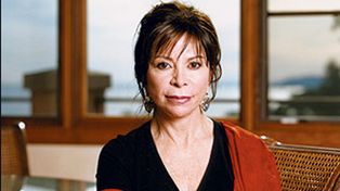 Isabel Allende: Bachelet tiene una vida de novela
