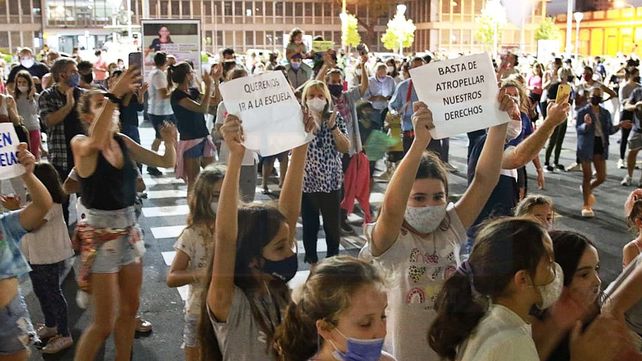 Vuelta a clases: reducirán burbujas y completarán jornada horaria
