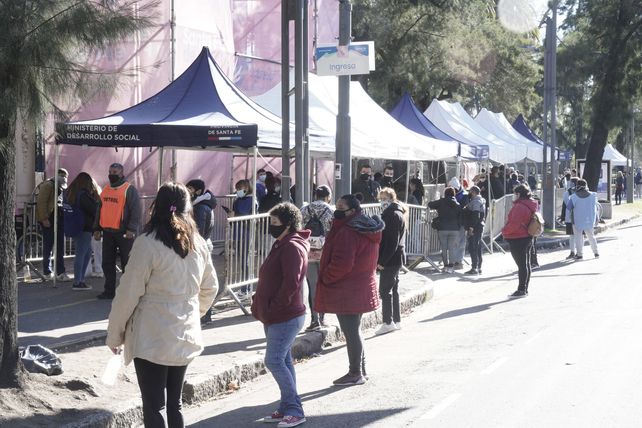 Los vacunatorios están trabajando a destajo en los últimos días. En Rosario están llegando a los 300 mil vacunados