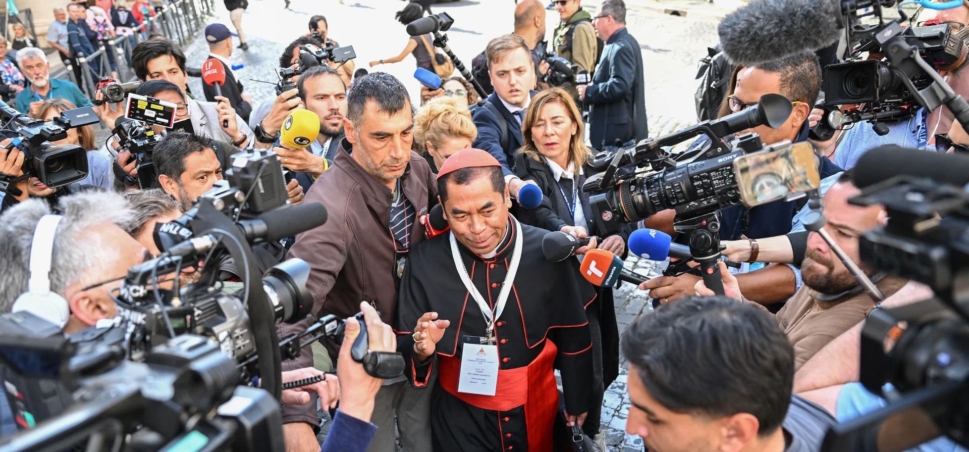 El cardenal de Timor Oriental, Virgílio do Carmo da Silva, hace un gesto a los miembros de la prensa a su llegada a una reunión de la congregación, El Vaticano. Fotografía: Stefano Rellandini/AFP/Getty Images El cardenal de Timor Oriental, Virgílio do Carmo da Silva, hace un gesto a los miembros de la prensa a su llegada a una reunión de la congregación, El Vaticano. Fotografía: Stefano Rellandini/AFP/Getty Images