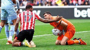 Dibu Martínez salió lesionado en el empate de Aston Villa contra Brentford