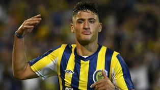 Alejo Veliz estuvo en Central de visita hace algunos días hasta que volvió a Inglaterra. Ahora regresará para volver a jugar en el Canalla.