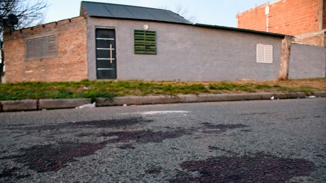 Al menos cinco de los quince disparos que los vecinos dijeron escuchar impactaron contra la fachada de una casa de Doctor Riva y Aguzzi.