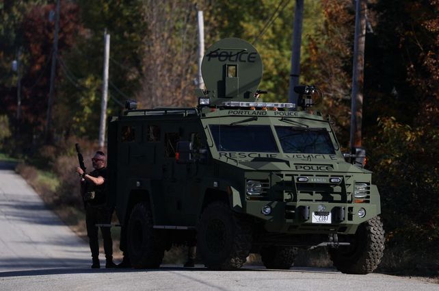 La policía continúa la cacería del tirador asesino de 18 personas en Maine