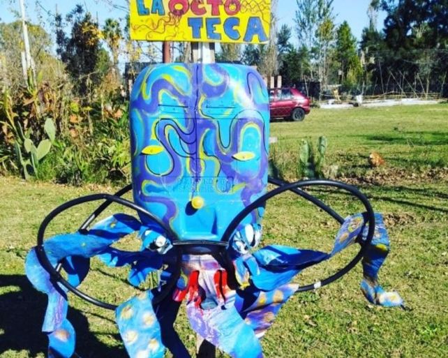 La figura azul de plástico se mudará con sus libros a otra esquina del barrio.
