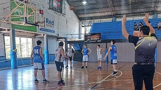 El Torneo Oficial de Básquet en divisiones inferiores y rama femenina inicia el trayecto de los Play-in.