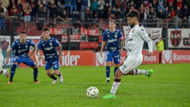 Emanuel Dening ejecutó con categoría el penal para darle la victoria parcial a Patronato.
