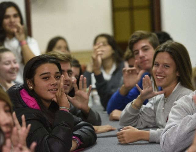 Estudiantes de 4º año aprenden nociones básicas de lengua de señas.