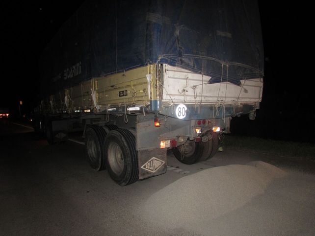 Rescatan con vida a un camionero entre hierros retorcidos después de un violento choque