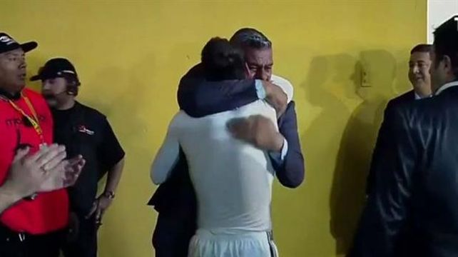 El intenso abrazo entre Chiqui Tapia y Messi, y el saludo que esquivó a Angelici