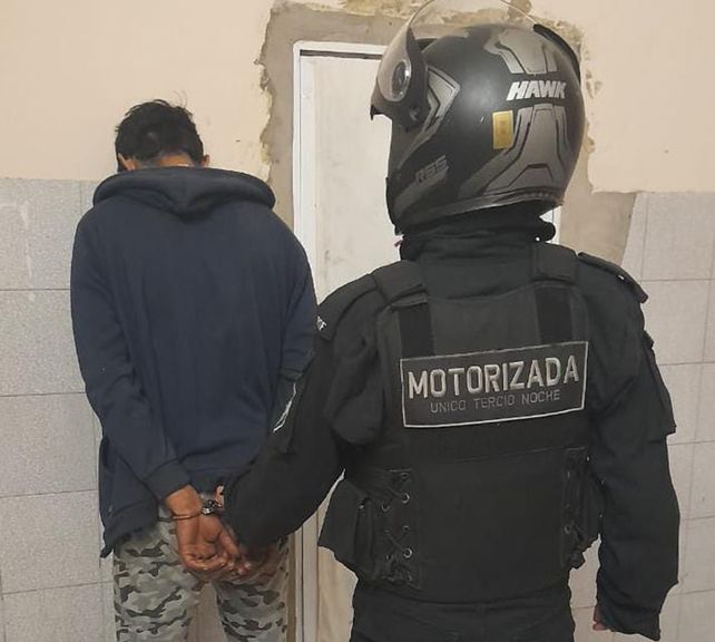 Ocho detenidos en distintos barrios por robar picacaportes, placas de cementerio y cables