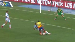 El VAR revisó la infracción de Otamendi y sancionó el penal que le dio el triunfo a Colombia frente a la Argentina.