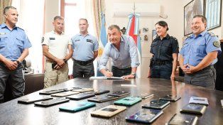 Se entregaron 21 celulares que pasan del Servicio Penitenciario a la Policía de Entre Ríos para uso de botón antipánico.