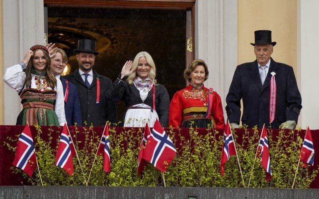 La familia Real Noruega saluda desde el balcón del Palacio Real durante la celebración del Día de la Constitución de Noruega en la plaza Slottsplassen de Oslo.