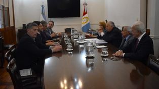 El gobernador Maximiliano Pullaro, sus ministros y los representantes de la Corte Suprema.