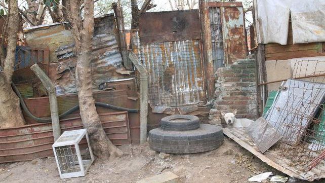 Barrio Antártida Argentina: Al borde de la barranca y cercados por la basura