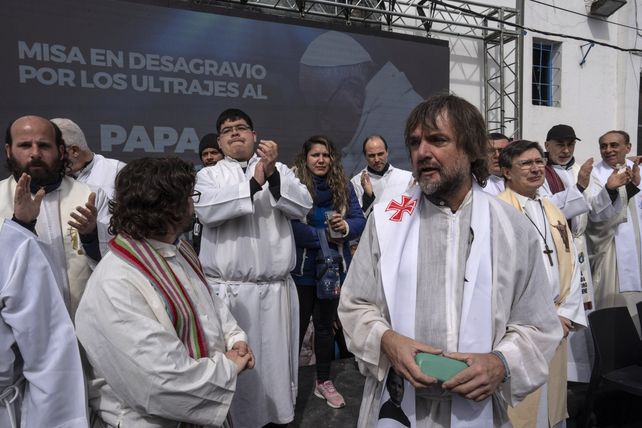 Sacerdotes católicos responden a Milei con una misa de desagravio al Papa. En primer plano, el padre Pepe Di Paola. 