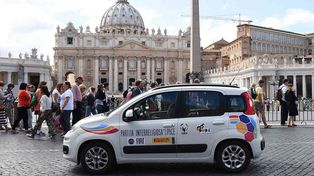 El Papa rifa algunos de sus regalos para donar dinero a los necesitados