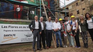 Con un mural, artistas y vecinos le dan vida y color a los monoblocks del barrio Las Flores II