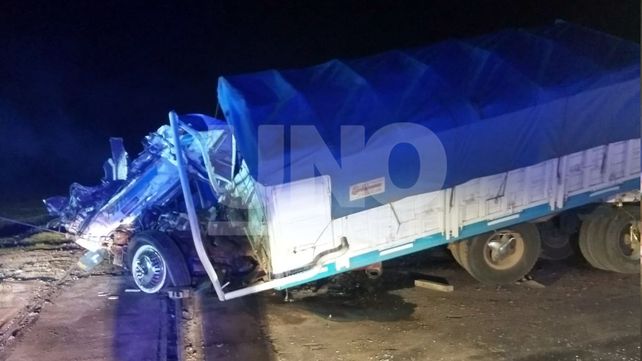Un camionero embistió el último vagón de un tren y falleció