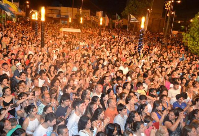 Coti ofreció un recital a beneficio de los inundados en Concordia
