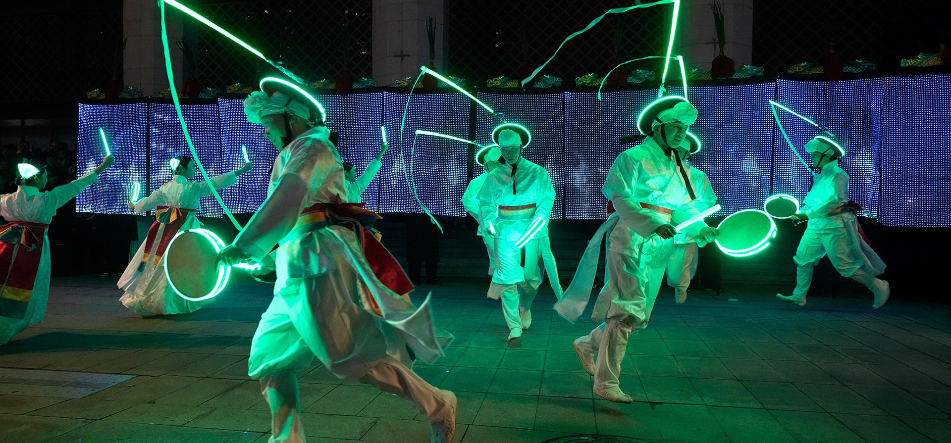 Bailarines actúan durante la Fiesta de Invierno de Seúl en la plaza Gwanghwamun de Seúl, Corea del Sur, el viernes 12 de diciembre de 2025. (Foto AP/Ahn Young-joon) Bailarines actúan durante la Fiesta de Invierno de Seúl en la plaza Gwanghwamun de Seúl, Corea del Sur, el viernes 12 de diciembre de 2025. (Foto AP/Ahn Young-joon)