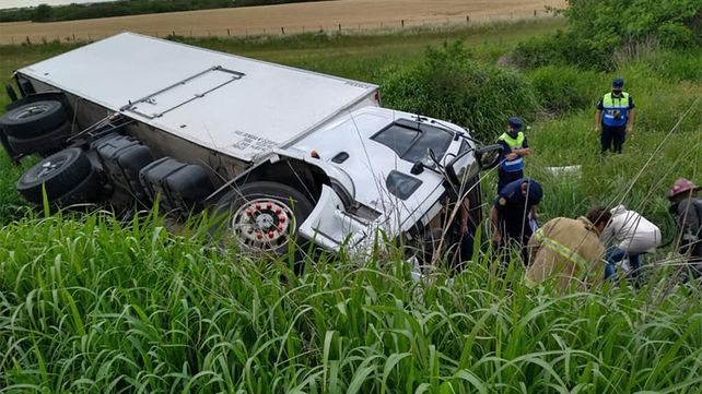 Ruta 12: volcó un camión y el conductor quedó atrapado