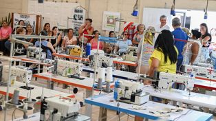 La Textil Arcoíris de Villa Gobernador Gálvez es una Unidad Productiva de la Municipalidad, al igual que la Carpintería del CIC 20 de Junio, que trabaja de forma articulada con el Fondo de Asistencia Educativa (FAE) en la recuperación de bancos o el Centro Municipal o El Triángulo donde funcionan las capacitaciones de panadería.&nbsp;