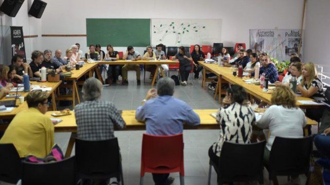 Será en el Plenario de Secretarios Generales de Agmer que se reunirá este martes. Cuestionan una resolución del CGE y el proyecto que disuelve el Iosper.