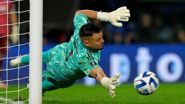 La posibilidad de que Sergio Romero desembarque en Newells no es lejana en caso de que Keylor Navas se vaya del Parque.