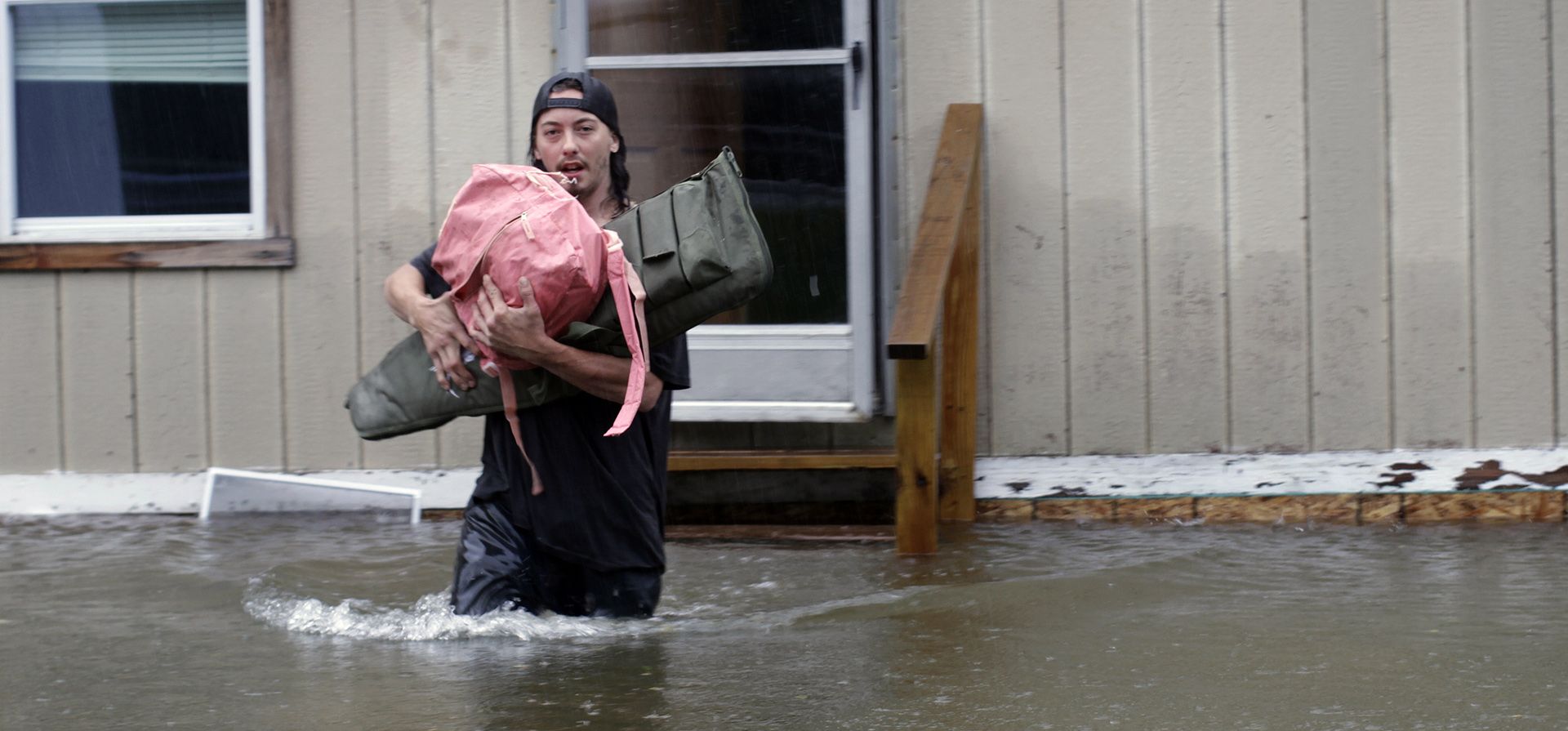 Un hombre carga objetos personales por una zona inundada desde una casa en Bridgewater, Vermont, el lunes 11 de julio de 2023. Las fuertes lluvias anegaron zonas del nordeste de Estados Unidos, donde destruyeron carreteras, forzaron evacuaciones y paralizaron parte del tráfico aéreo. (AP Foto/Hasan Jamali) Un hombre carga objetos personales por una zona inundada desde una casa en Bridgewater, Vermont, el lunes 11 de julio de 2023. Las fuertes lluvias anegaron zonas del nordeste de Estados Unidos, donde destruyeron carreteras, forzaron evacuaciones y paralizaron parte del tráfico aéreo. (AP Foto/Hasan Jamali)