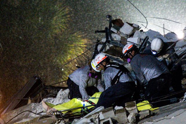Confirman cuatro muertes en el derrumbe del edificio en Miami y ascienden a 159 los desaparecidos