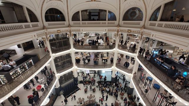 Los rosarinos podrán disfrutarlo a partir de este viernes de la reapertura de La Favorita, pero este miércoles por la noche fue la antesala con invitados especiales. 