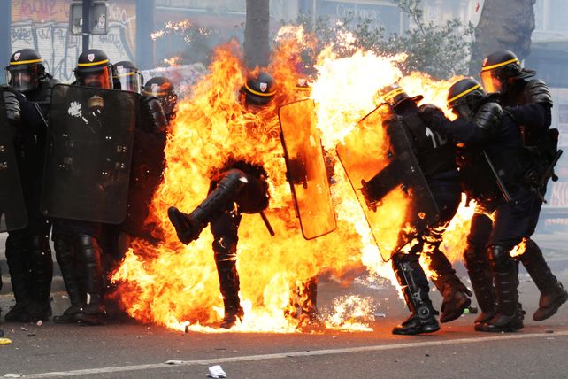 Al menos dos policías sufrieron quemaduras durante una marcha por el Día de los Trabajadores en París.&nbsp;
